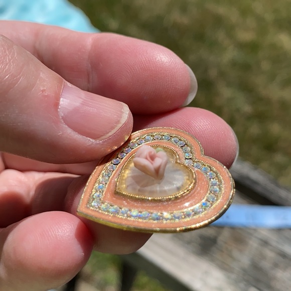 Exquisite Heart Pin - Picture 4 of 5